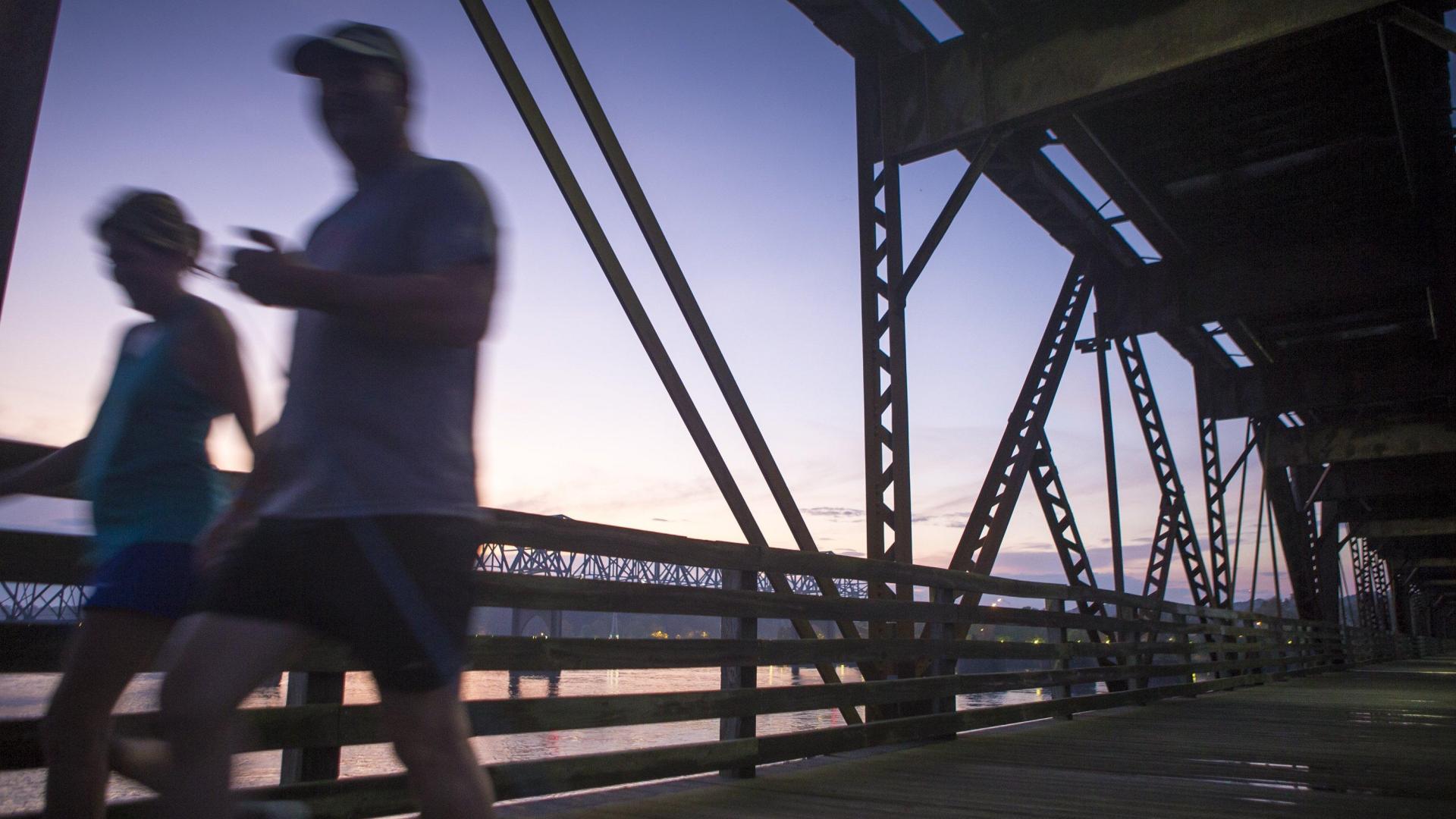 Couple Walking on Bridge 09bc54fdf84a484f7959a770404139b4
